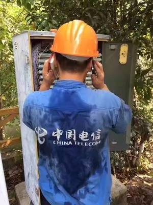 烈日下的坚守 致敬电信一线装维小哥