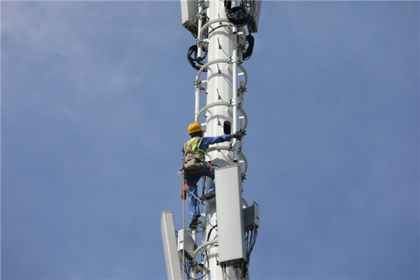 高空中的坚守 记中国移动安徽公司合肥分公司网络部宋汝庭的30米通讯设备修理